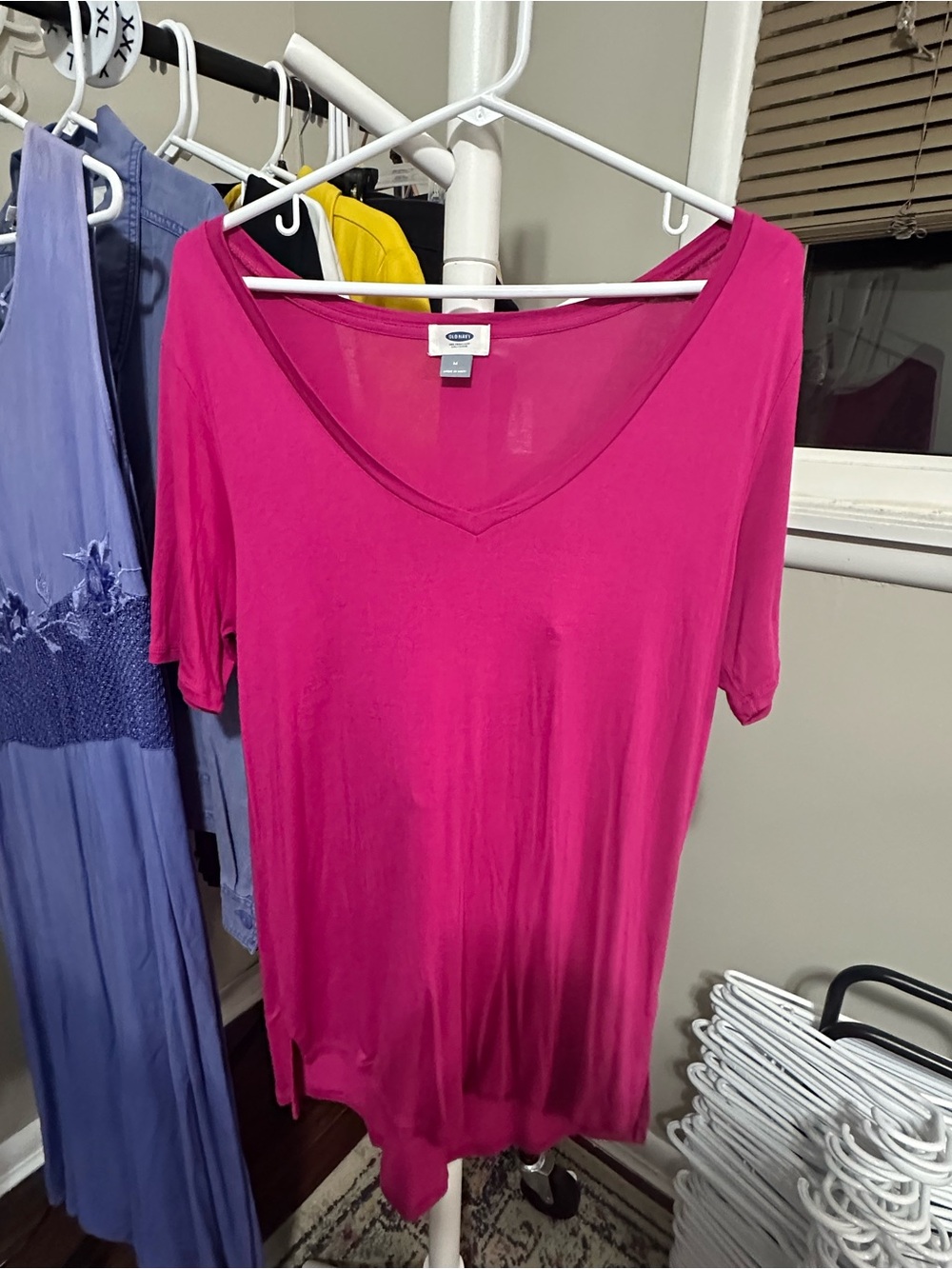 Old Navy Women's V-Neck Short Sleeve Top in Fuchsia medium